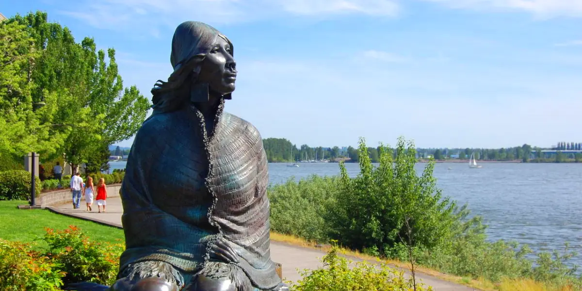 Native American statue on the Columbia River Waterfront Renaissance Trail